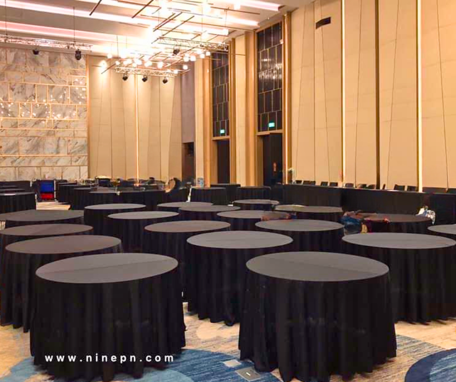 บริการเช่าโต๊ะกลมจัดเลี้ยงสัมมนาผ้าคลุมสีขาวสะอาดตาจัดเรียงหน้าเวทีบรรยายหอประชุมกระทรวงแรงงาน