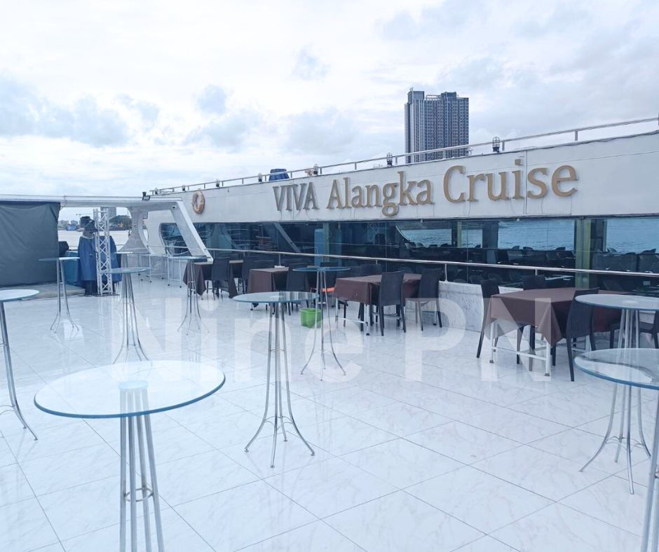 เช่าโต๊ะบาร์หน้ากระจก จัดวางบนดาดฟ้าเรือสำราญ VIVA Alangka Cruise ริมแม่น้ำเจ้าพระยา